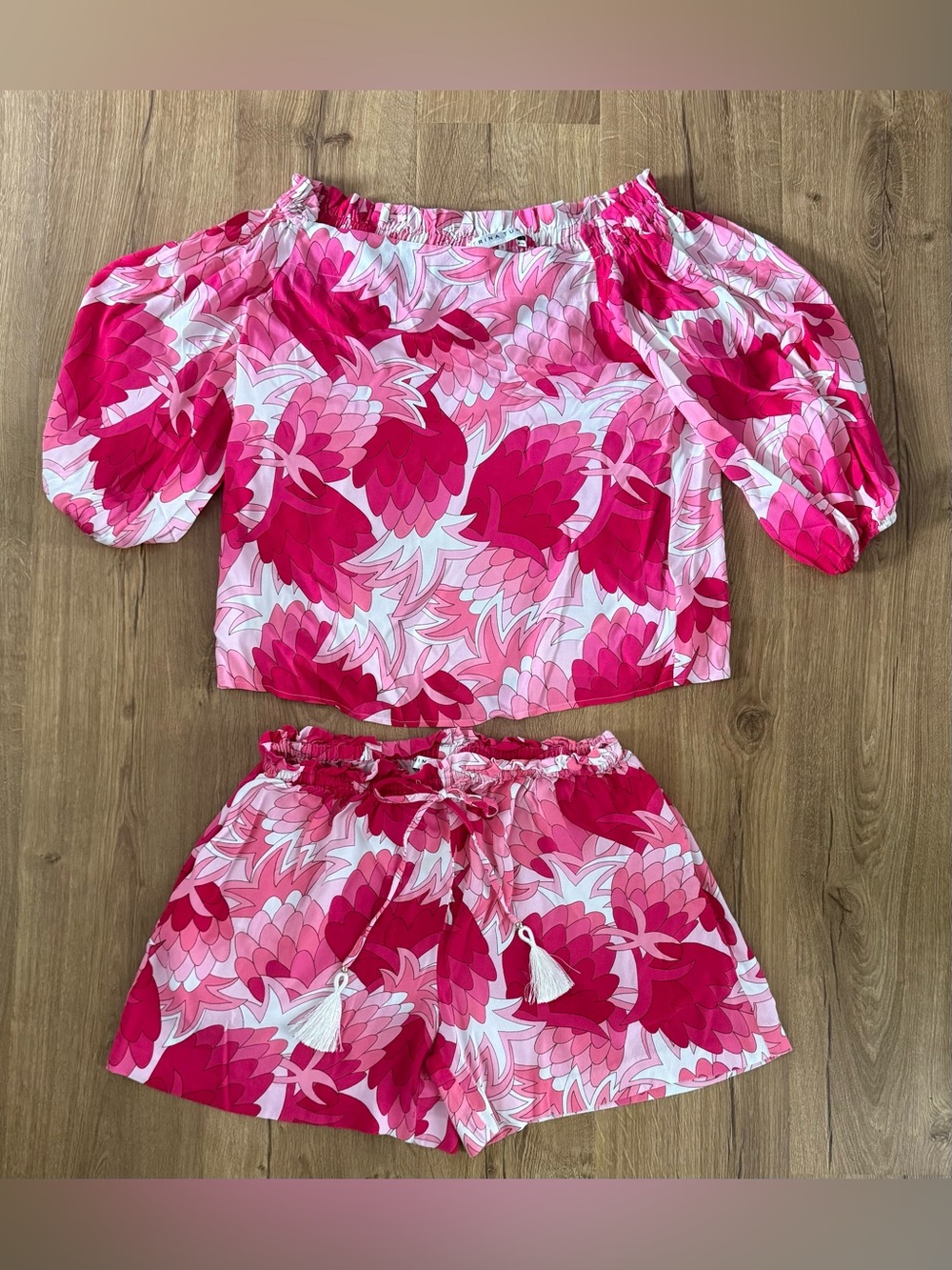 Trina Turk shorts & top set, pink & white, NWT & like new